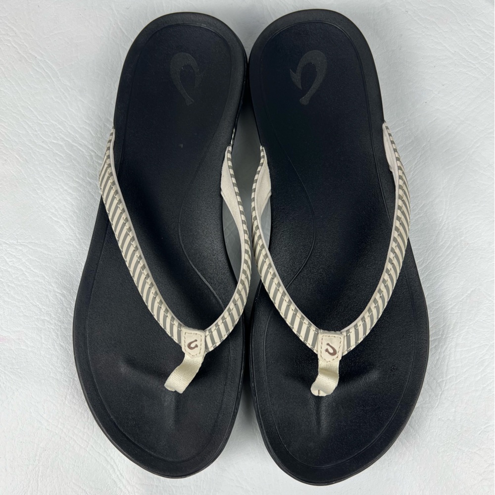 534 Olukai Stylish Black and Cream Flip FlopsSize 9